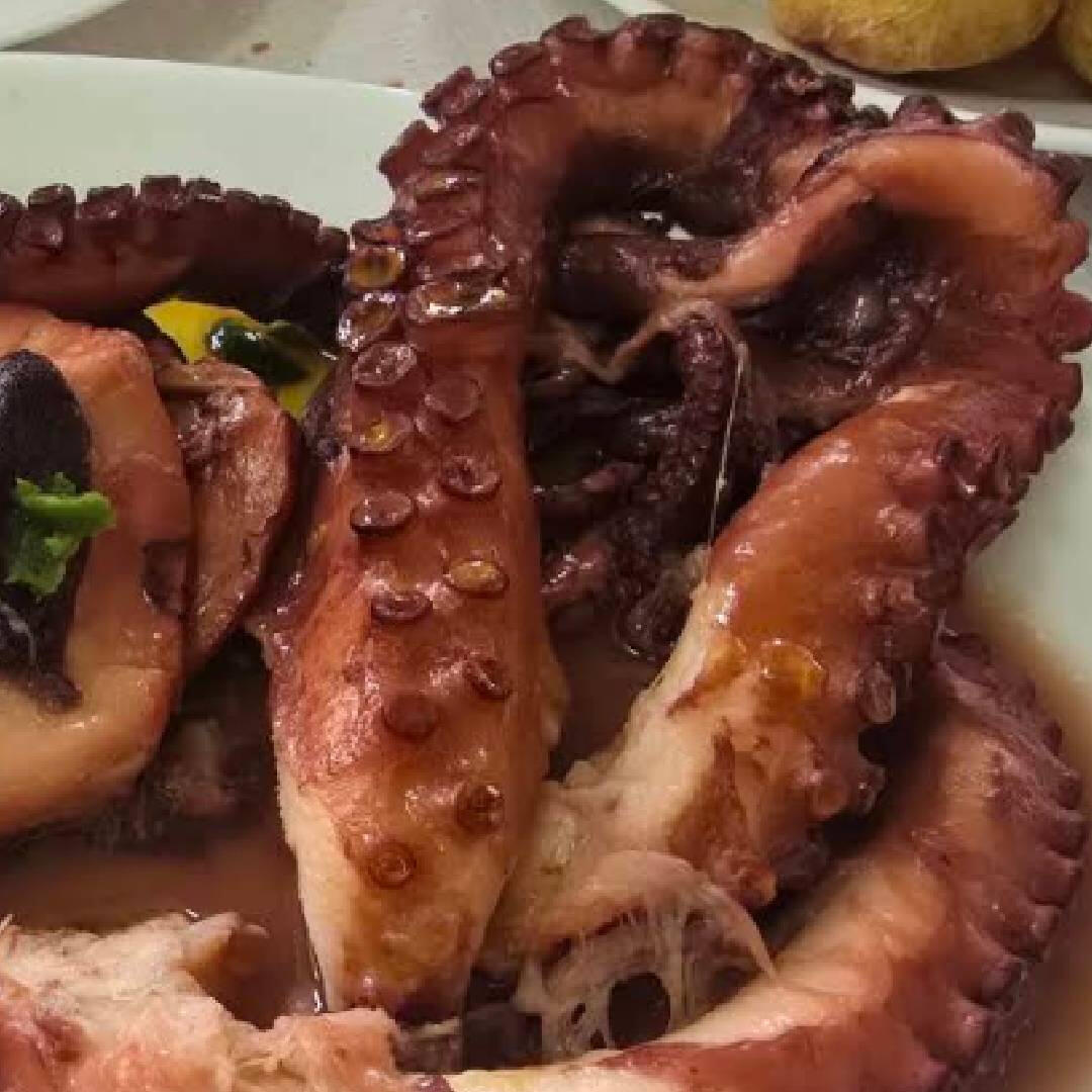 Pulpo cocido, tierno y sin artificios Más de 30 años llevado por dos hermanas, Charo y Nenita, herederas del apellido "Los Galanos".