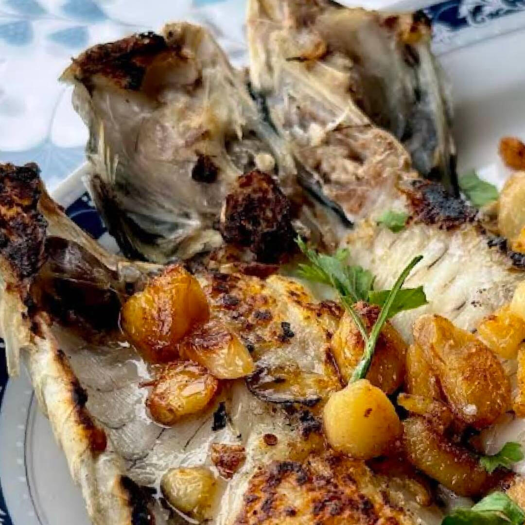 Pescado fresco a la plancha con papas arrugadas en Mesón Casa Mi Madre, Las Aguas