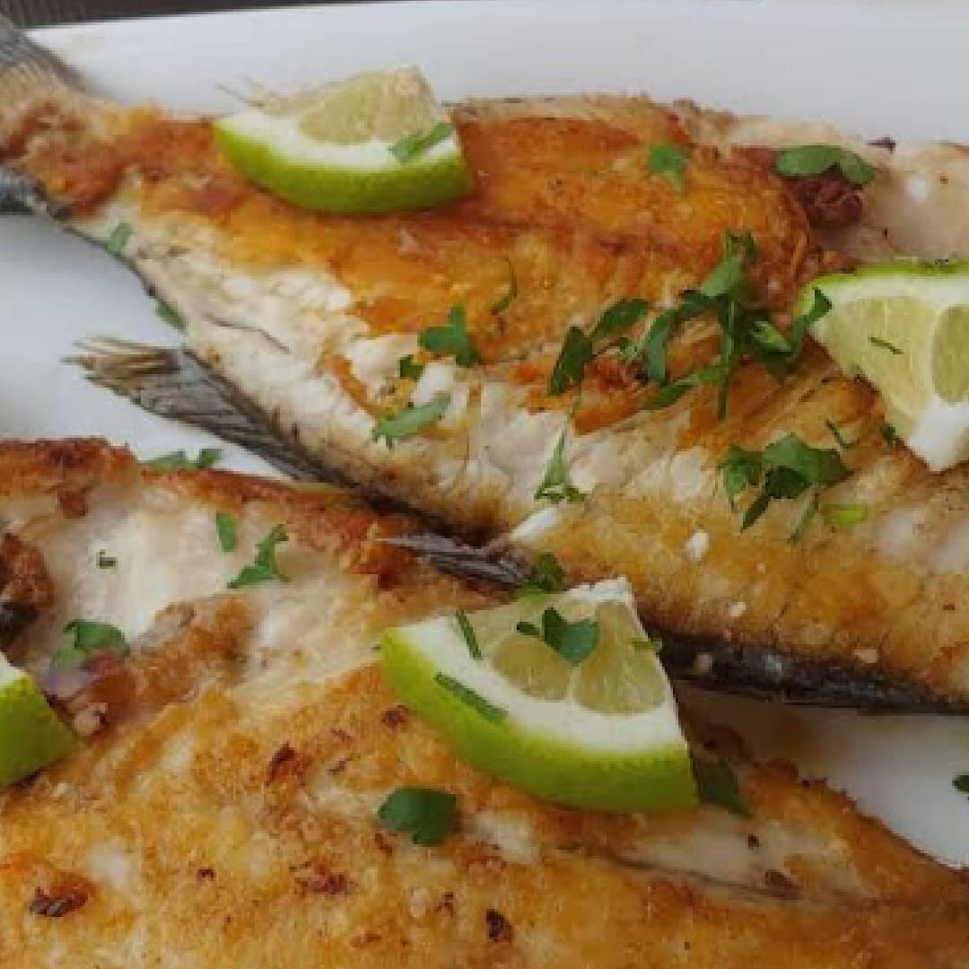 Pescado fresco del día, a la espalda con un refrito de ajo y aceite, frente al mar en Amarca, San Marcos