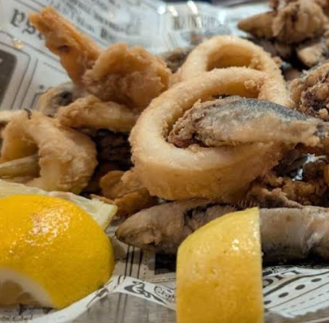 Pescados y moluscos fritos en Agua y Sal, Playa San Juan
